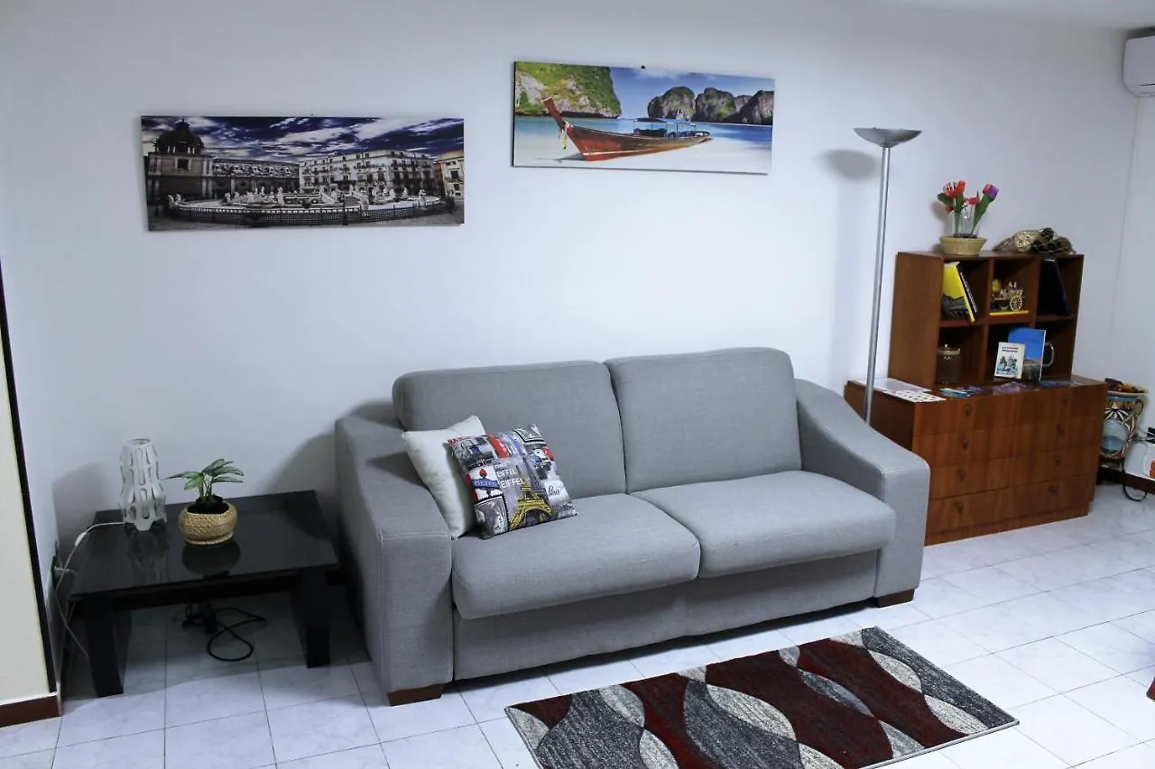 Albergaira Holiday House - Casa Vacanze Palermo 0*,  Italy